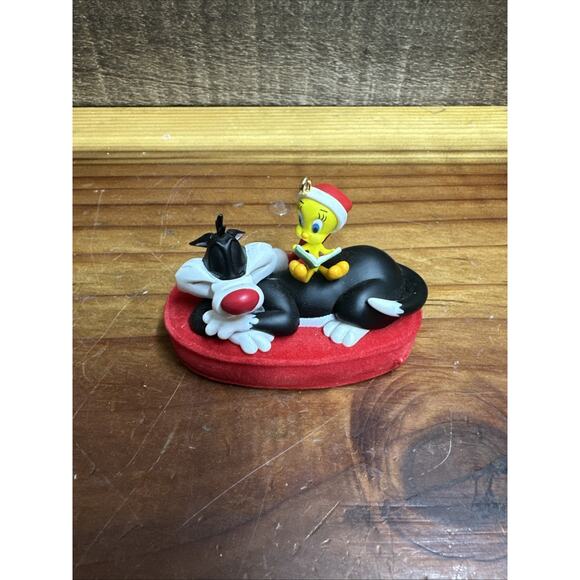HALLMARK ’Twas the Night Before Christmas Looney Tune Tweety Sylvester Ornament - Picture 1 of 6